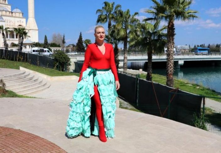 Doğa Bekleriz'in maskeli elbisesi