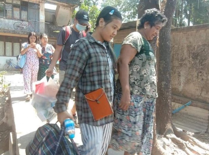 Myanmar'da güvenlik güçleri, grevdeki demir yolu çalışanlarını evlerinden çıkardı