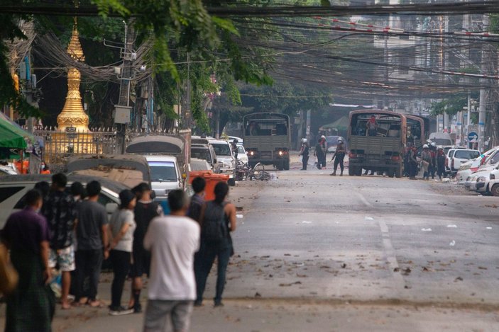 Myanmar'da güvenlik güçleri, grevdeki demir yolu çalışanlarını evlerinden çıkardı