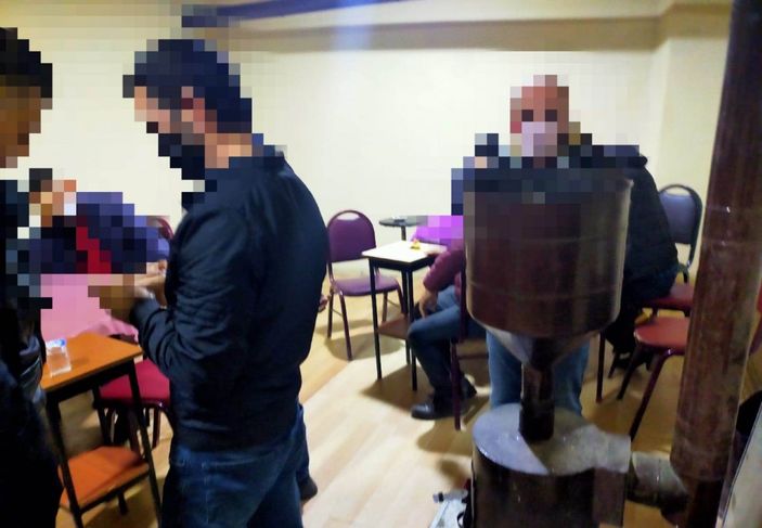 Sakarya'da maske ve mesafenin hiçe sayıldığı ortamda 88 bin lira ceza kesildi