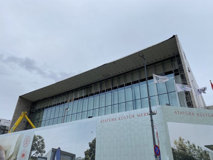 Yeni Atatürk Kültür Merkezi'nin dış cephesi camla kaplandı