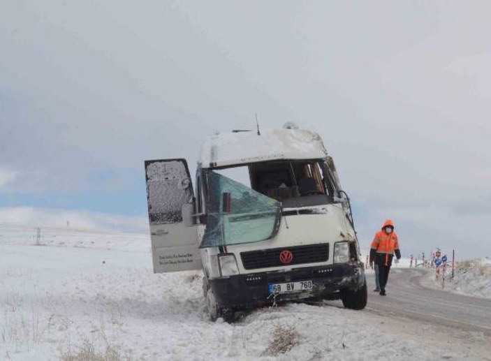 Aksaray’da buzlanma nedeniyle işçi servisi devrildi : 18 yaralı