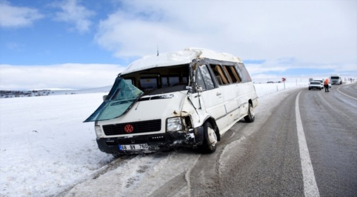 Aksaray’da buzlanma nedeniyle işçi servisi devrildi : 18 yaralı