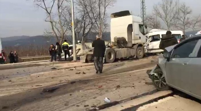 Bursa'da freni boşalan tır çok sayıda araca çarptı