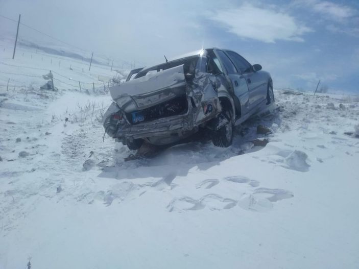 Bingöl’de tır otomobile çarptı, 4 kişi yaralandı