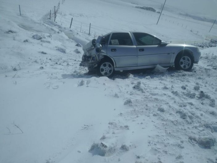 Bingöl’de tır otomobile çarptı, 4 kişi yaralandı