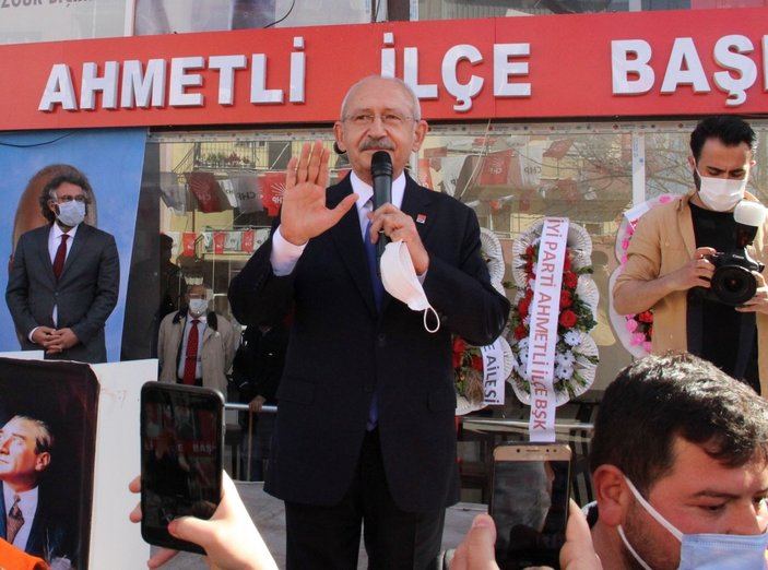 Kemal Kılıçdaroğlu'na esnaf ziyaretinde kokoreç ikramı