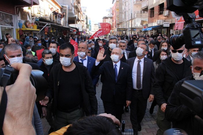 Kemal Kılıçdaroğlu'na esnaf ziyaretinde kokoreç ikramı