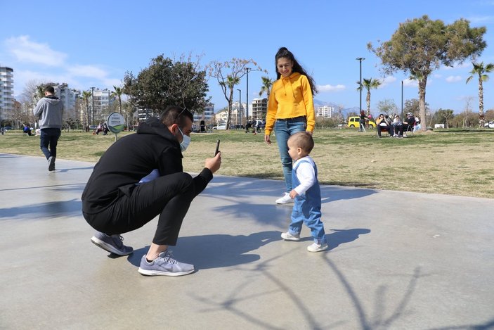 Antalya'da güzel havanın tadını çıkarmak isteyenler sahile koştu