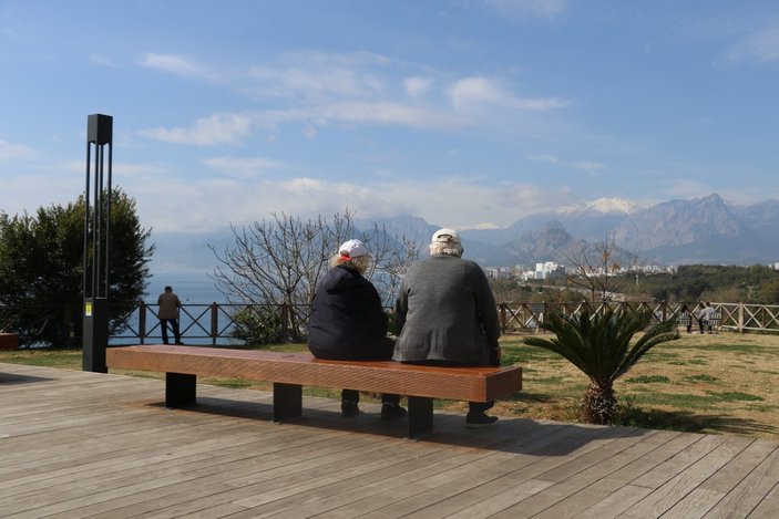 Antalya'da güzel havanın tadını çıkarmak isteyenler sahile koştu