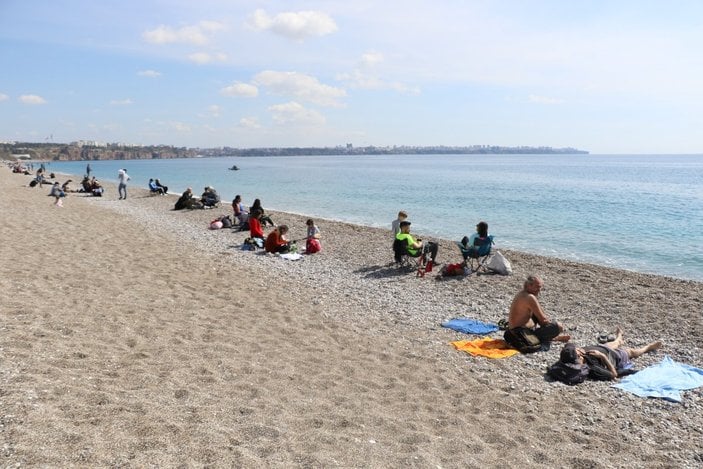 Antalya'da güzel havanın tadını çıkarmak isteyenler sahile koştu