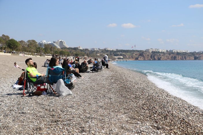 Antalya'da güzel havanın tadını çıkarmak isteyenler sahile koştu
