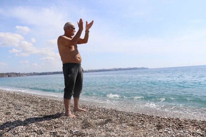 Antalya'da güzel havanın tadını çıkarmak isteyenler sahile koştu