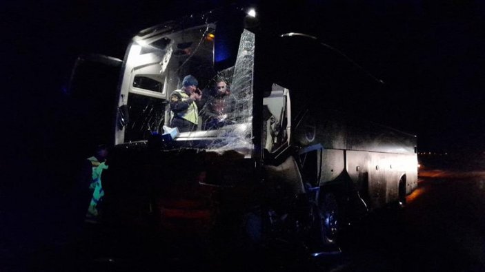 Bingöl'de otobüsle çarpışan otomobil ikiye bölündü:1 ölü 4 yaralı