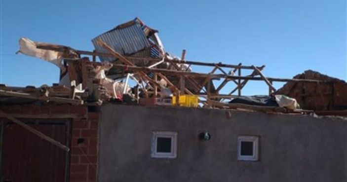 i Adıyaman’da şiddetli rüzgar evlerin çatılarını uçurdu