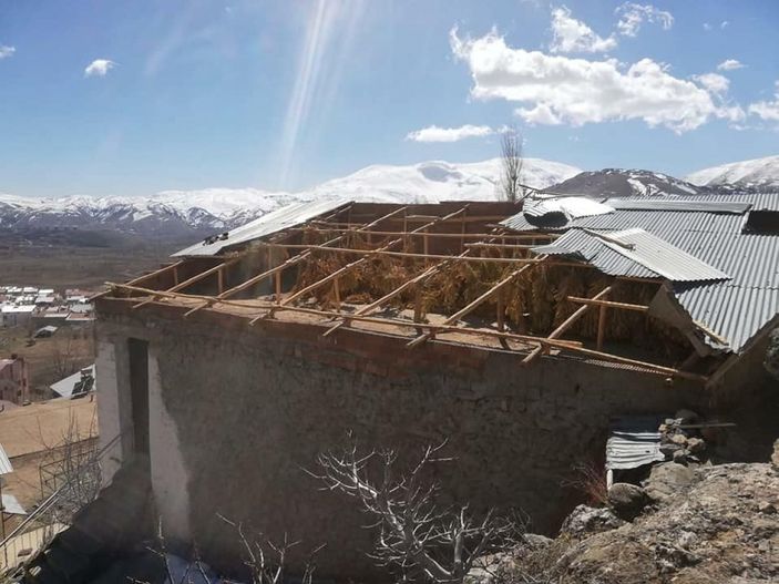 i Adıyaman’da şiddetli rüzgar evlerin çatılarını uçurdu