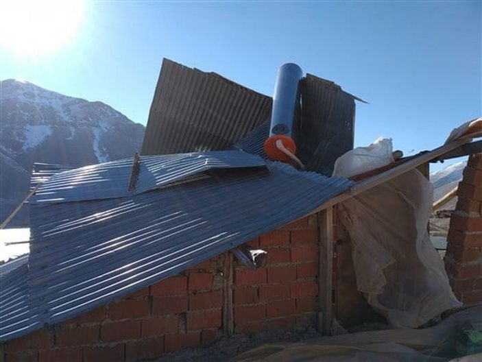 i Adıyaman’da şiddetli rüzgar evlerin çatılarını uçurdu