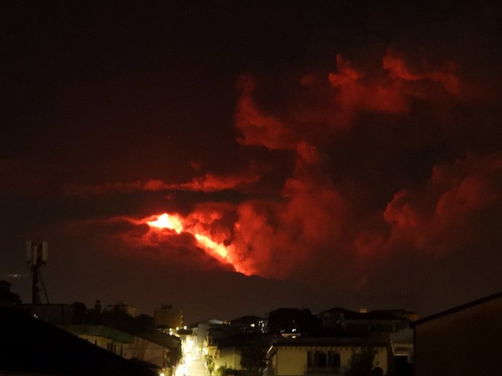 İtalya'da Etna Yanardağı yine lav püskürttü