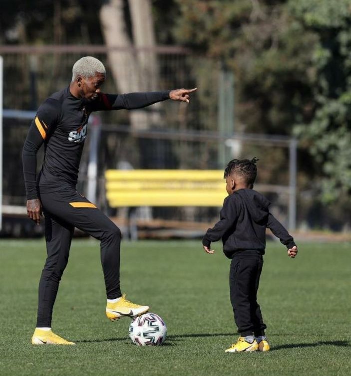 Henry Onyekuru oğluyla birlikte Florya'da