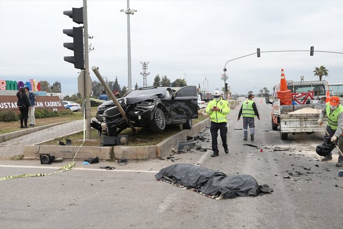 Antalya'da iki otomobil çarpıştı
