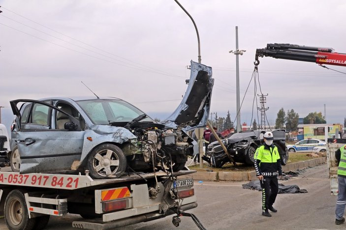 Antalya'da iki otomobil çarpıştı