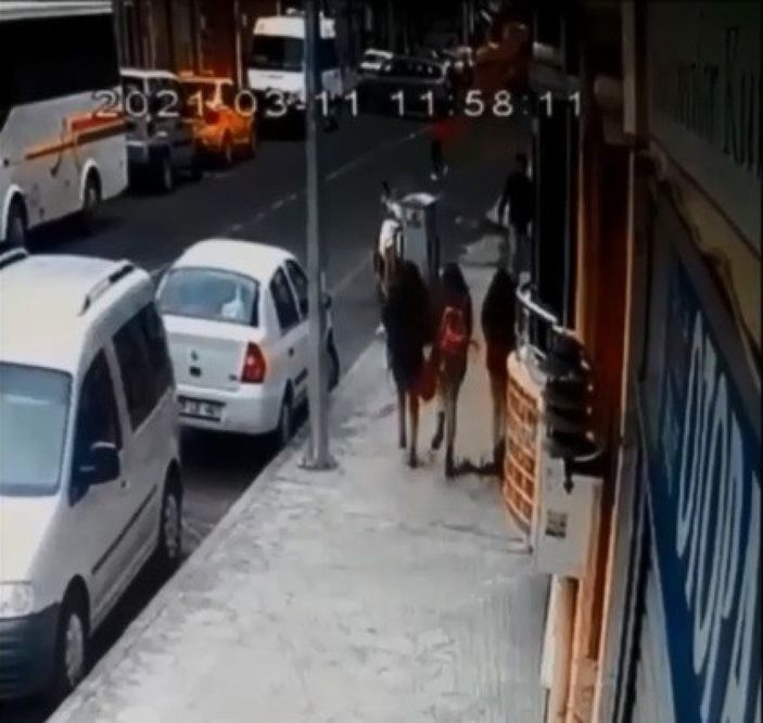 Tekirdağ'da öğrenciler düşen saksıdan saniyelerle kurtuldu