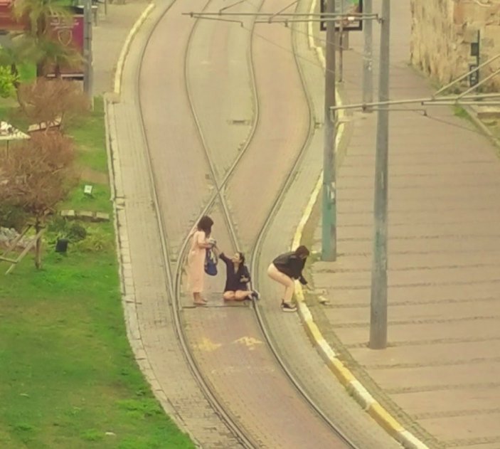 Antalya'da iki turist rayların arasına uzanıp fotoğraf çektirdi
