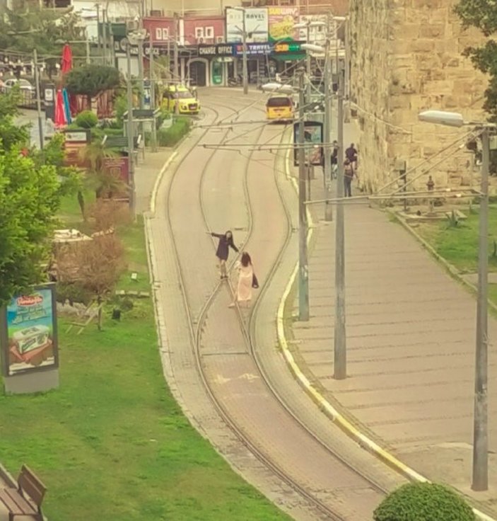 Antalya'da iki turist rayların arasına uzanıp fotoğraf çektirdi