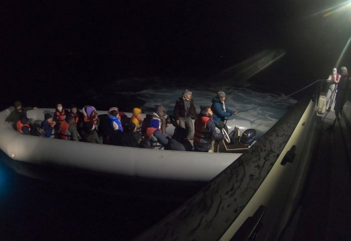 Çanakkale açıklarında 20 düzensiz göçmen kurtarıldı