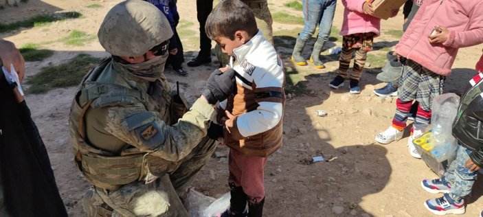 Mehmetçik'ten Barış Pınarı bölgesindeki çocuklara giyim yardımı