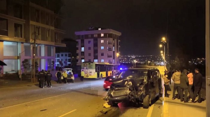Sultanbeyli'de İETT otobüsü ile otomobil çarpıştı