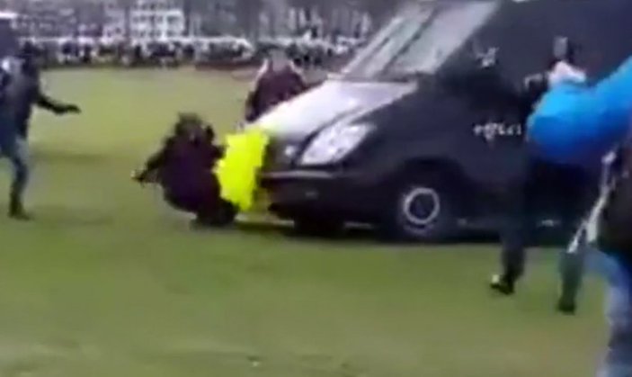 Hollanda'da olaylara müdahale eden polis, kadına minibüsle çarptı