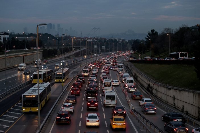 İstanbul'da kısıtlama sonrası trafik yoğunluğu oluştu