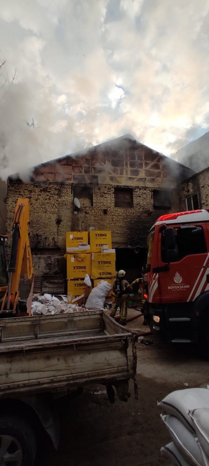 Beyoğlu’nda inşaat ve ofis malzemeleri deposunda yangın çıktı