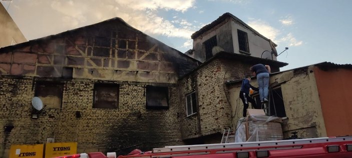 Beyoğlu’nda inşaat ve ofis malzemeleri deposunda yangın çıktı