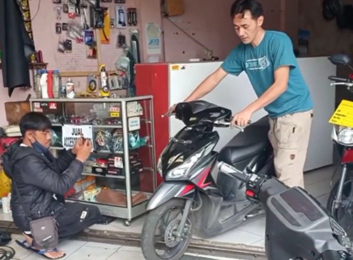 Endonezya'da görme engelli motosiklet tamircisi