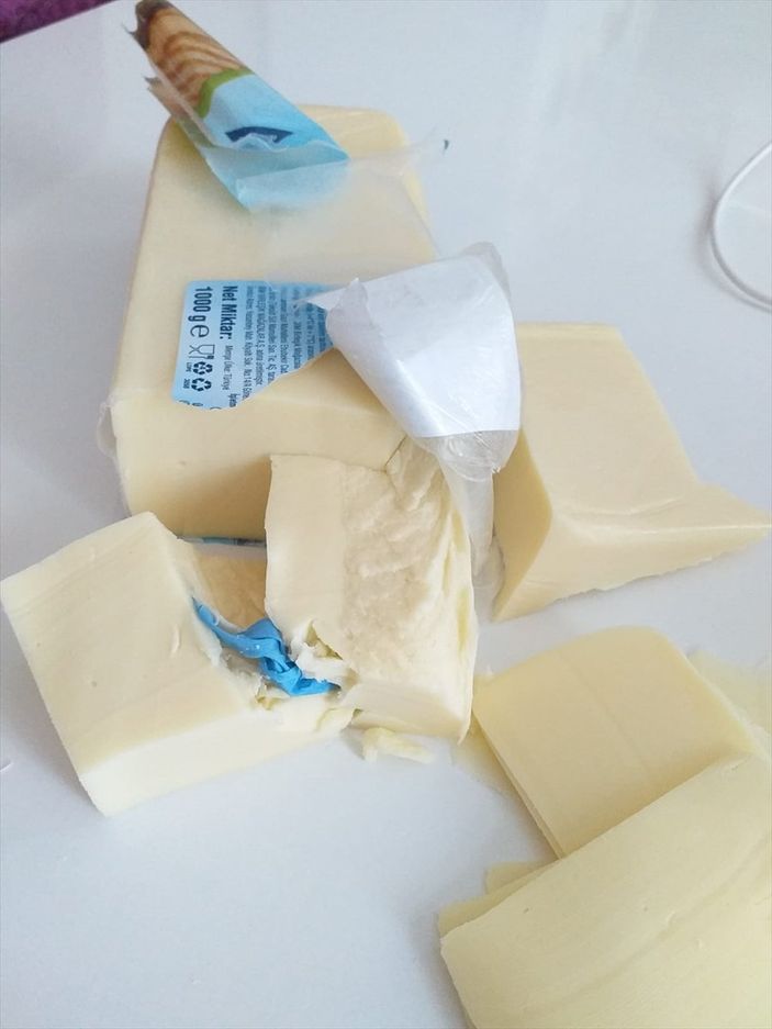 Kocaeli'de marketten aldığı kaşar peynirinden eldiven çıktı