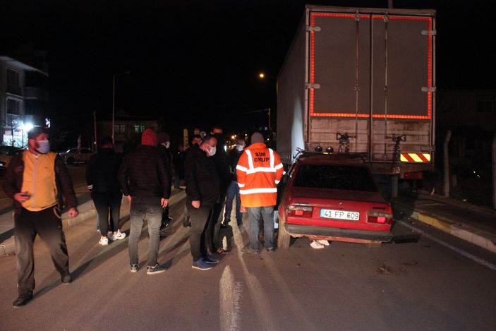 Kocaeli'de kamyonun altına giren sürücü yaralandı