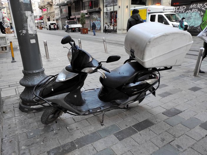 İstiklal'de 3 kişinin bindiği motosiklet kaza yaptı