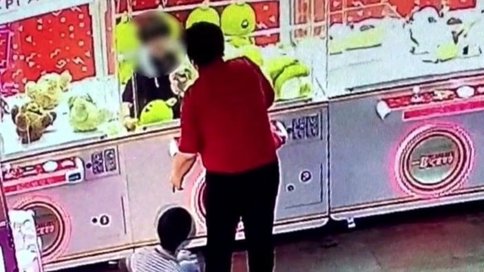 Çin'de oyuncak makinesine giren küçük kız geri çıkamadı