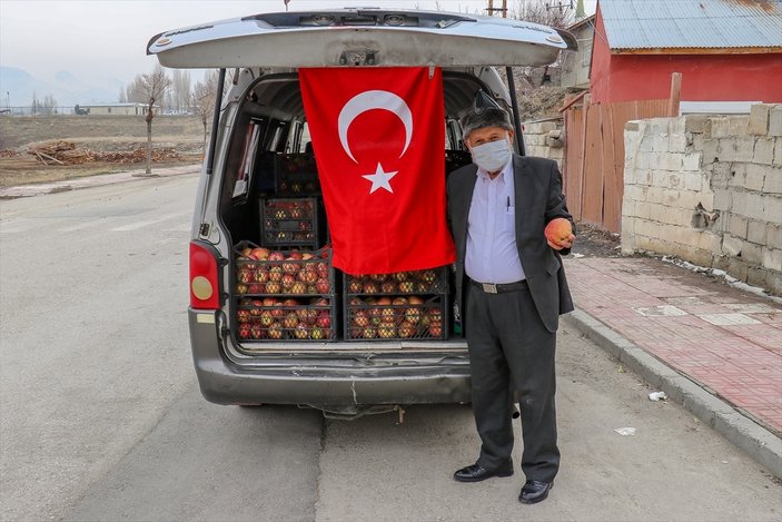 'Elmacı Dede'den Van'daki Mehmetçik'e destek