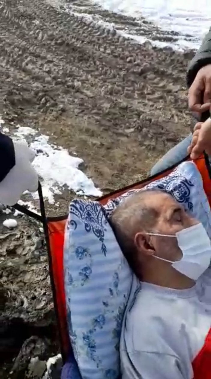 Ağrı'da rahatsızlanan yaşlı adam 4 kilometre taşındı