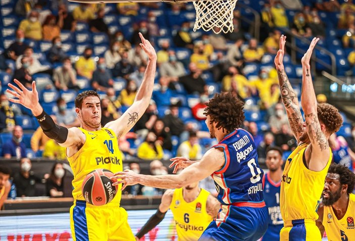 Anadolu Efes EuroLeague'de Maccabi Playtika'yı da devirdi