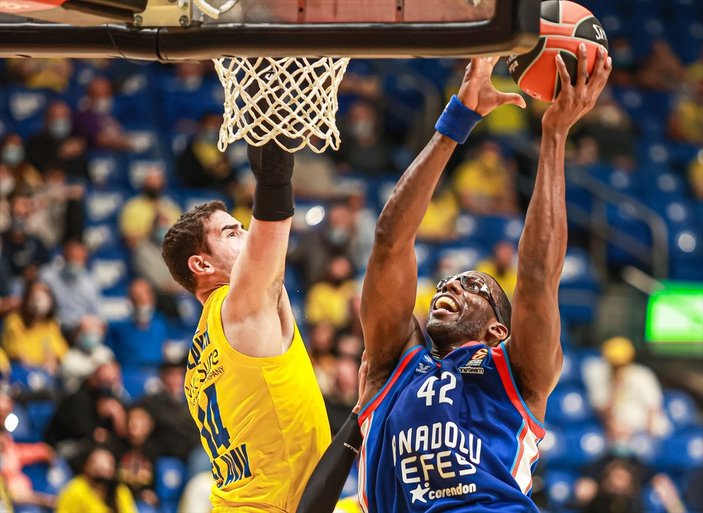 Anadolu Efes EuroLeague'de Maccabi Playtika'yı da devirdi