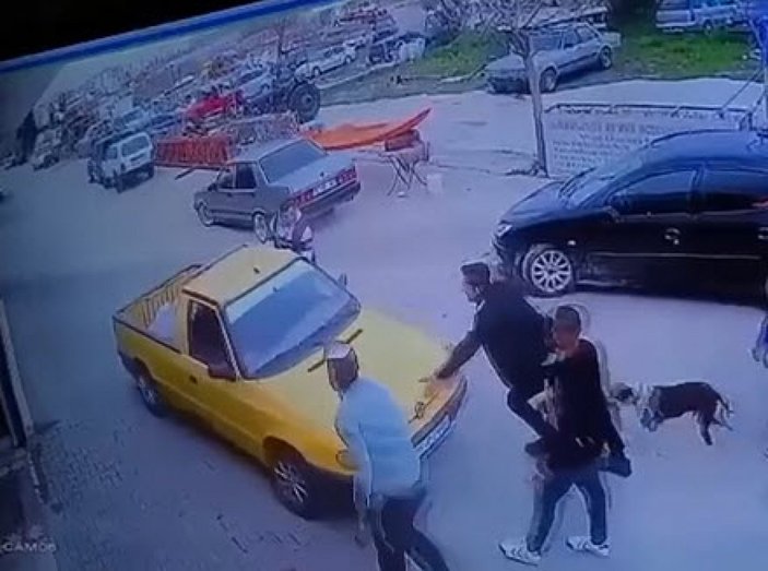 İzmir'de el freni çekilmeyen kamyonet bir kişiyi eziyordu