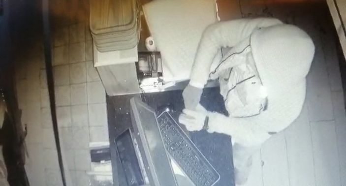 d Bursa'da kasayı açamayan hırsız sadaka kutusunu çaldı