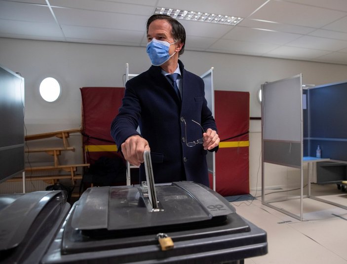 Hollanda'da seçimlerin galibi Başbakan Rutte'nin partisi