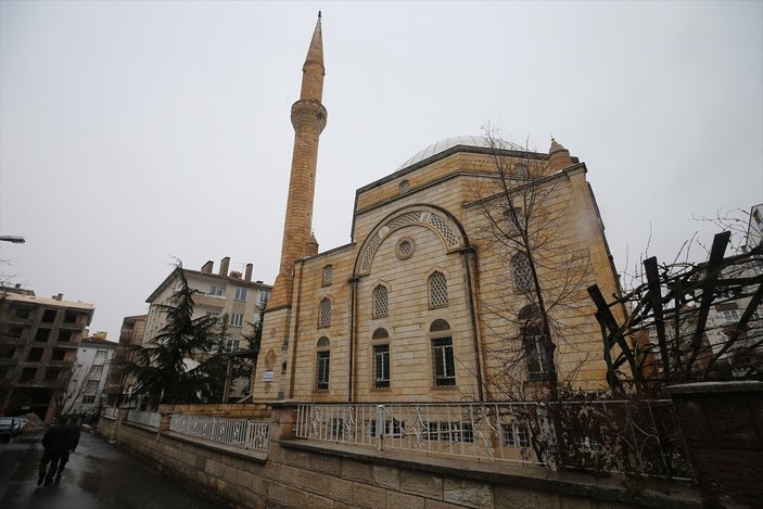 Nevşehir’de camideki prizi kullanan genç, kitaplığa para ve not bıraktı