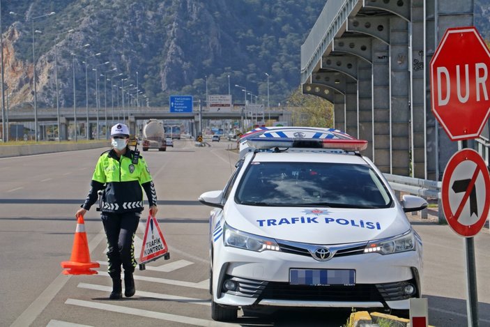 Tek kadın radar polisi Antalya’da hız yapanlara göz açtırmıyor