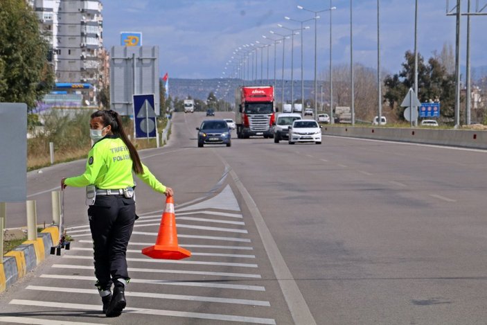 Tek kadın radar polisi Antalya’da hız yapanlara göz açtırmıyor